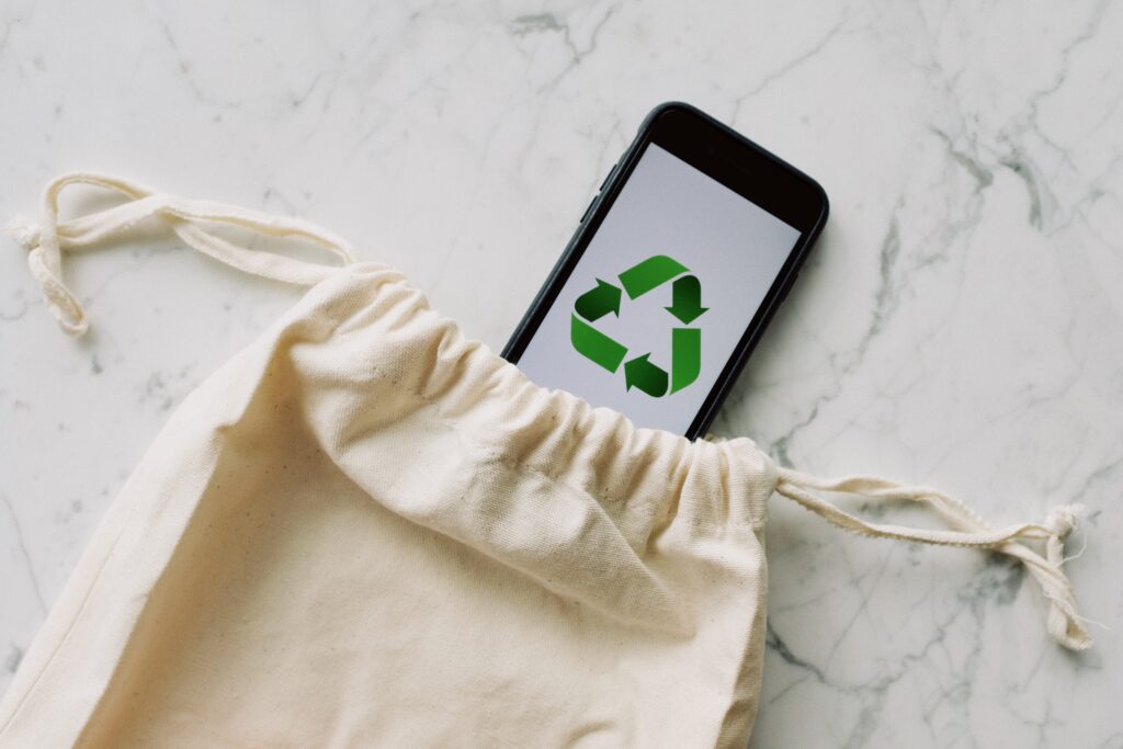 Znak recyklingu na smartfonie